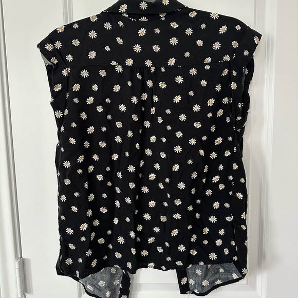 Belle Du Jour Daisy Collared Button Down Daisy Blouse - Picture 3 of 3